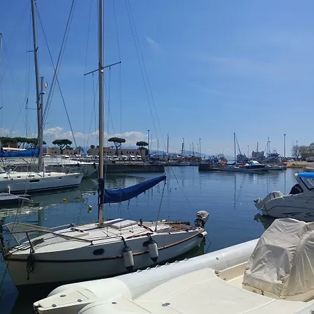 Danyshome Giove Davanti Al Mare テッラチーナ