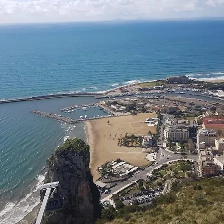 Apartment Danyshome Giove Davanti Al Mare *